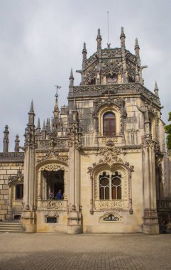 Sintra, Portekiz, 8 Ağustos 2024: Quinta da Regaleira, Sintra 'nın başlıca turistik merkezlerinden biridir. Saray girişi