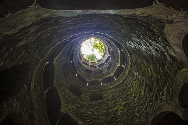 Sintra, Portekiz, 8 Ağustos 2024: Quinta da Regaleira, Sintra 'nın başlıca turistik merkezlerinden biridir. Başlama Kuyusu