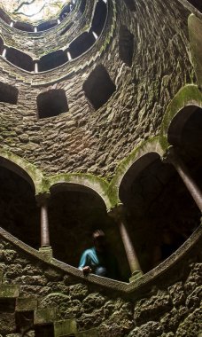 Sintra, Portekiz, 8 Ağustos 2024: Quinta da Regaleira, Sintra 'nın başlıca turistik merkezlerinden biridir. Başlama Kuyusu