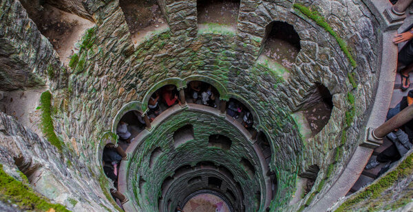 Синтра, Португалия, 8 августа 2024: Кинта-да-Регалейра, одна из главных туристических достопримечательностей Синтры. Колодец посвящения