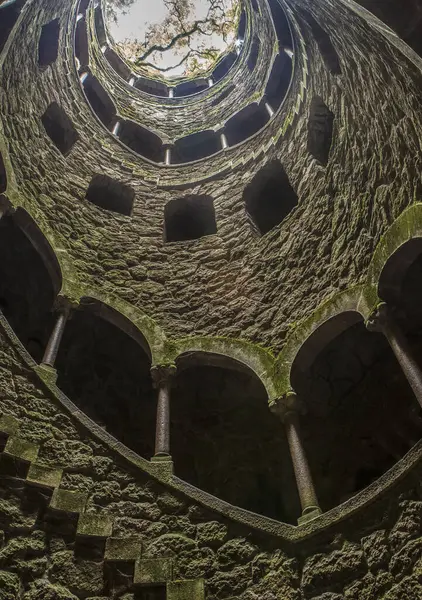 Sintra, Portekiz, 8 Ağustos 2024: Quinta da Regaleira, Sintra 'nın başlıca turistik merkezlerinden biridir. Başlama Kuyusu