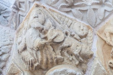 Villaviciosa, Asturias. Romen ve Gotik arasındaki 13. yüzyıl geçiş kilisesi