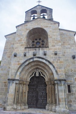 Villaviciosa, Asturias. Romen ve Gotik arasındaki 13. yüzyıl geçiş kilisesi