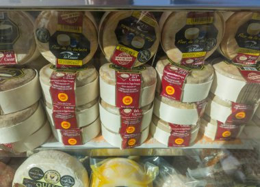 Caceres, İspanya - 14 Şubat 2023: Torta del Casar peynirleri vitrinlerde sergilendi