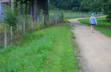 Linares Nehri nehir yolu boyunca koşuyor. Villaviciosa başkenti ile Amandi arasında yer alıyor. Asturias, İspanya