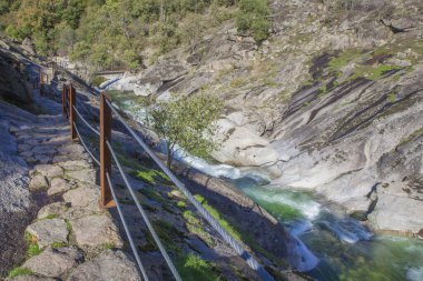 Los Pilones yaya köprüsünün dibindeki kayalık bölgede yarı kazılmış bir patika. Extremadura, İspanya