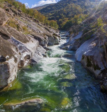 Los Pilones bölgesi, nehir erozyonu tarafından oyulmuş devasa granit yuvarlak gölgeli formlar. Garganta de los Infiernos Reserve. Extremadura, İspanya