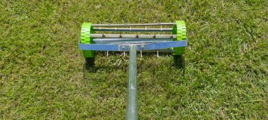 Çim biçme makinesi çimenliği iş başında. Çimen bakımı etkinlikleri için kılavuz araçlar