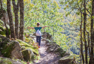 Orman yolunda yürüyen çocuk. Garganta de los Infiernos Doğal Rezerv, Extremadura, İspanya