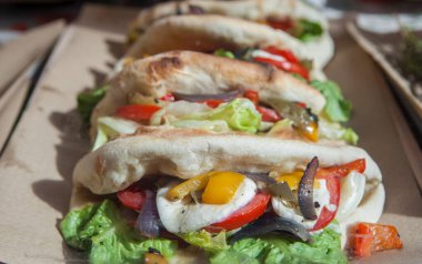 Calzone ortolano kafe vitrininde sergilendi. Seçici odak 