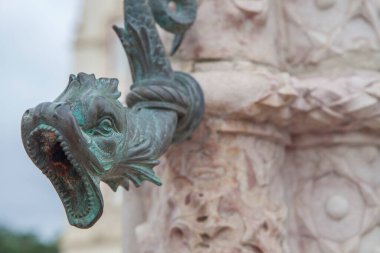 Portekiz, Sintra 'daki belediye binasında balık şeklinde bronz musluk. Büyük Lizbon Bölgesi 'nin başlıca turizm beldesi