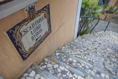 Sintra, Portekiz, 8 Ağustos 2024: Lord Byron sokak plaketi, Sintra, Portekiz. Büyük Lizbon Bölgesi 'nin başlıca turizm beldesi