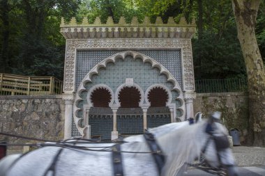 Portekiz, Sintra Fıskiyesi 'nin yanından at arabası geçiyor.