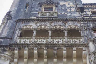 Sintra, Portekiz, 8 Ağustos 2024: Quinta da Regaleira, saray balkonları, Sintra. Portekiz