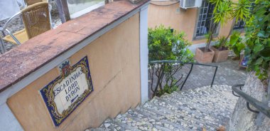 Sintra, Portekiz, 8 Ağustos 2024: Lord Byron sokak plaketi, Sintra, Portekiz. Büyük Lizbon Bölgesi 'nin başlıca turizm beldesi