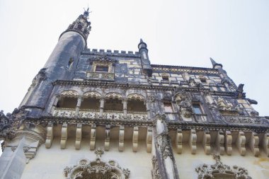 Sintra, Portekiz, 8 Ağustos 2024: Quinta da Regaleira, Sarayın alçak açısı, Sintra, Portekiz