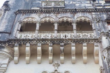 Sintra, Portekiz, 8 Ağustos 2024: Quinta da Regaleira, saray balkonları, Sintra. Portekiz