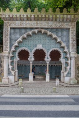 Sintra, Portekiz, 8 Ağustos 2024: Portekiz 'deki Fas Sintra Çeşmesi' nde ziyaretçiler. Büyük Lizbon Bölgesi 'nin başlıca turizm beldesi