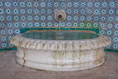 Sintra Fıskiyesi, Portekiz. Mermi kovanı ve oval tank. Büyük Lizbon Bölgesi 'nin başlıca turizm beldesi