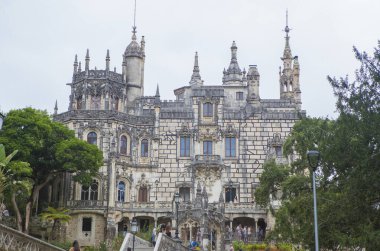 Sintra, Portekiz, 8 Ağustos 2024: Quinta da Regaleira, Saray genel görünümü, Sintra, Portekiz