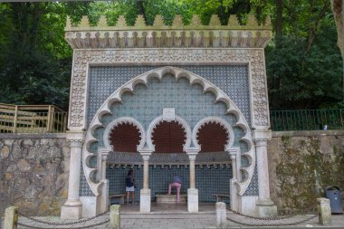 Sintra, Portekiz, 8 Ağustos 2024: Portekiz 'deki Fas Sintra Çeşmesi' nde ziyaretçiler. Büyük Lizbon Bölgesi 'nin başlıca turizm beldesi