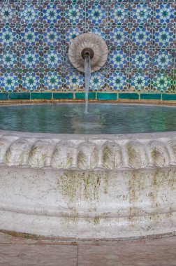 Sintra Fıskiyesi, Portekiz. Mermi kovanı ve oval tank. Büyük Lizbon Bölgesi 'nin başlıca turizm beldesi