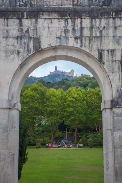 Palacio da Pena Seteais Sarayı 'ndan görüldü. Zafer kemeri, Sintra, Portekiz. Büyük Lizbon Bölgesi 'nin başlıca turizm beldesi