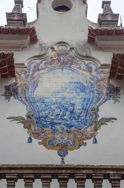 Sintra, Portekiz, 8 Ağustos 2024: 1147 'de Mağriplilerin Sintra Kalesi' ne saldıran Haçlı Şövalyeleri. Portekiz 'in tarihi sahnesini tasvir eden camlı fayans paneli. Pinto tarafından 1922 'de yapıldı.