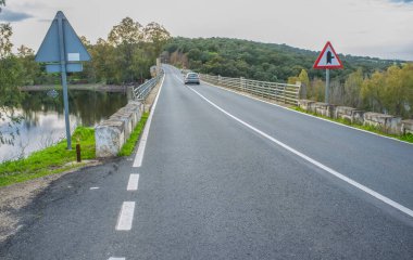 Piedra Aguda Rezervuar yolu, Valverde de Leganes en altta, Badajoz, İspanya. EX-105 yolu boyunca sürüyorum.