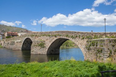 Tormes Nehri 'ni geçen ortaçağ köprüsü, Barco de Avila, Kastilya ve Leon, İspanya. 
