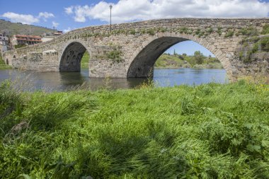 Tormes Nehri üzerine inşa edilen Romanesk köprü. Barco de Avila, Kastilya ve Leon, İspanya. 