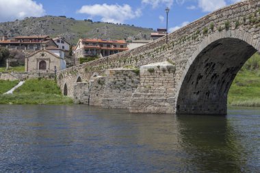 Tormes Nehri üzerine inşa edilen Romanesk köprü. Barco de Avila, Kastilya ve Leon, İspanya. 