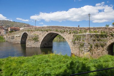 Barco de Avila, Kastilya ve Leon 'un Romanesk köprüsünden geçen ziyaretçi.. 