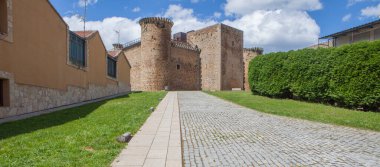 Valdecneja Kalesi, köy manzaralı. Barco de Avila, Kastilya ve Leon, İspanya. 