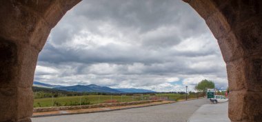 Bonilla de la Sierra, Avila, Kastilya ve Leon 'daki Piedrahita Geçidi manzarası