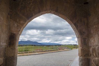 Bonilla de la Sierra, Avila, Kastilya ve Leon 'daki Piedrahita Geçidi manzarası