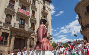 Pamplona, İspanya - 10 Temmuz 2024: San Fermin şenlikleri. Devler ve kodamanlar geçit töreni, Navarra, İspanya. Braulia Kraliçesi