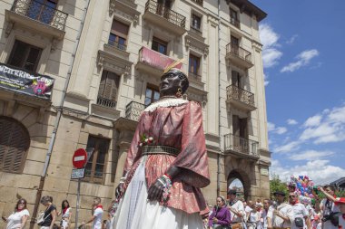 Pamplona, İspanya - 10 Temmuz 2024: San Fermin şenlikleri. Devler ve kodamanlar geçit töreni, Navarra, İspanya. Braulia Kraliçesi