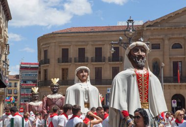 Pamplona, İspanya - 10 Temmuz 2024: San Fermin şenlikleri. Devler ve kodamanlar geçit töreni, Navarra, İspanya