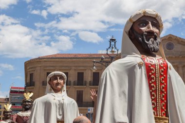 Pamplona, İspanya - 10 Temmuz 2024: San Fermin şenlikleri. Devler ve kodamanlar geçit töreni, Navarra, İspanya. Afrikalı çift