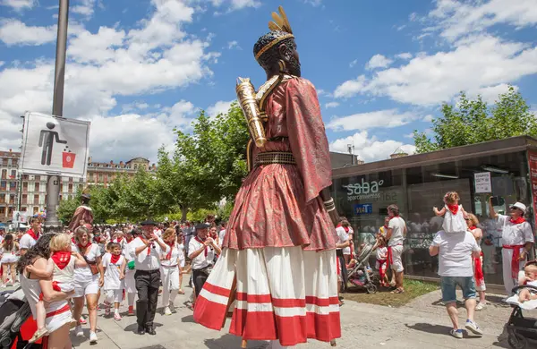 Pamplona, İspanya - 10 Temmuz 2024: San Fermin şenlikleri. Devler ve kodamanlar geçit töreni, Navarra, İspanya. Toko-Toko kralı