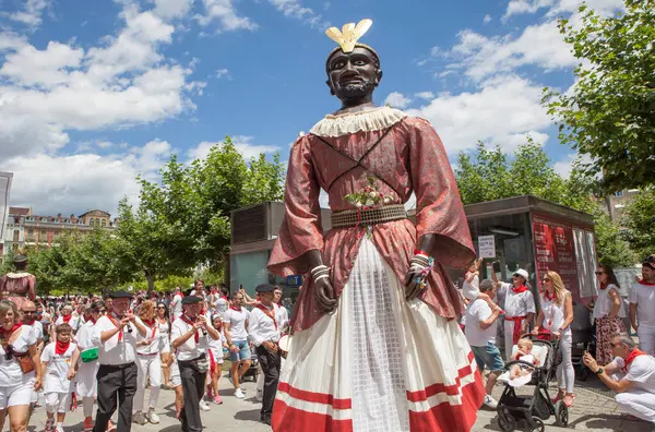 Pamplona, İspanya - 10 Temmuz 2024: San Fermin şenlikleri. Devler ve kodamanlar geçit töreni, Navarra, İspanya. Toko-Toko kralı