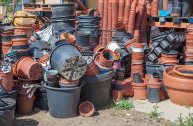 Farklı tipte ve boyutlarda plastik substrat memurları ilaçlanmış. Bahçe merkezi kavramı