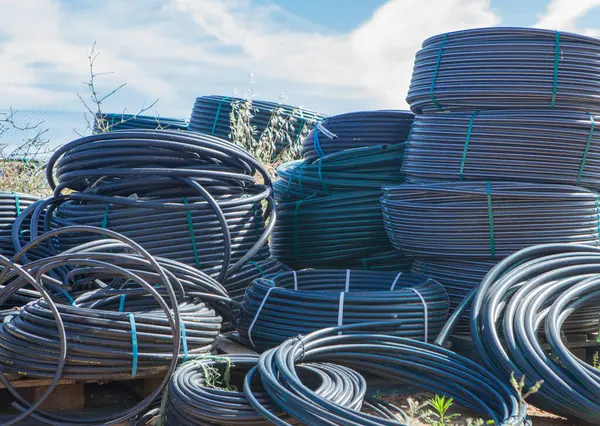 Damla sulama için farklı tipte ve boyutlarda plastik borular. Bahçe merkezi kavramı