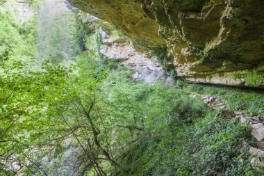 Aizpun şelalesinin kaya sığınağı, Navarra, İspanya. Aizpun şelalesi. Idyllic konumu Urbasa Moutains kalbindeki zümrüt ormanları