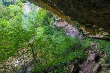 Aizpun şelalesinin kaya sığınağı, Navarra, İspanya. Aizpun şelalesi. Idyllic konumu Urbasa Moutains kalbindeki zümrüt ormanları