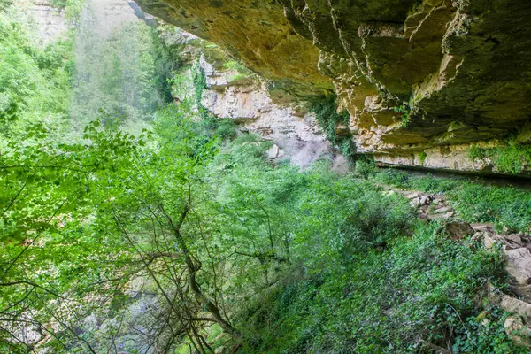 Aizpun şelalesinin kaya sığınağı, Navarra, İspanya. Aizpun şelalesi. Idyllic konumu Urbasa Moutains kalbindeki zümrüt ormanları