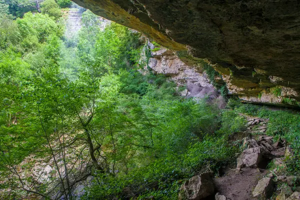 Aizpun şelalesinin kaya sığınağı, Navarra, İspanya. Aizpun şelalesi. Idyllic konumu Urbasa Moutains kalbindeki zümrüt ormanları