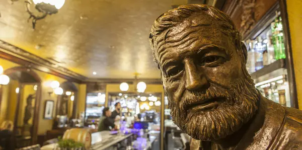 Pamplona, İspanya - 31 Mayıs 2025: Ernest Hemingway Iruna Cafe, Pamplona, İspanya. Uzun biçim