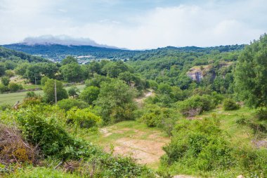 Goni Vadisi Genel Bakış, Aizpun, Navarra, İspanya. Urbasa Moutains 'in kalbinde zümrüt ormanlarının olduğu ideal bir yer.